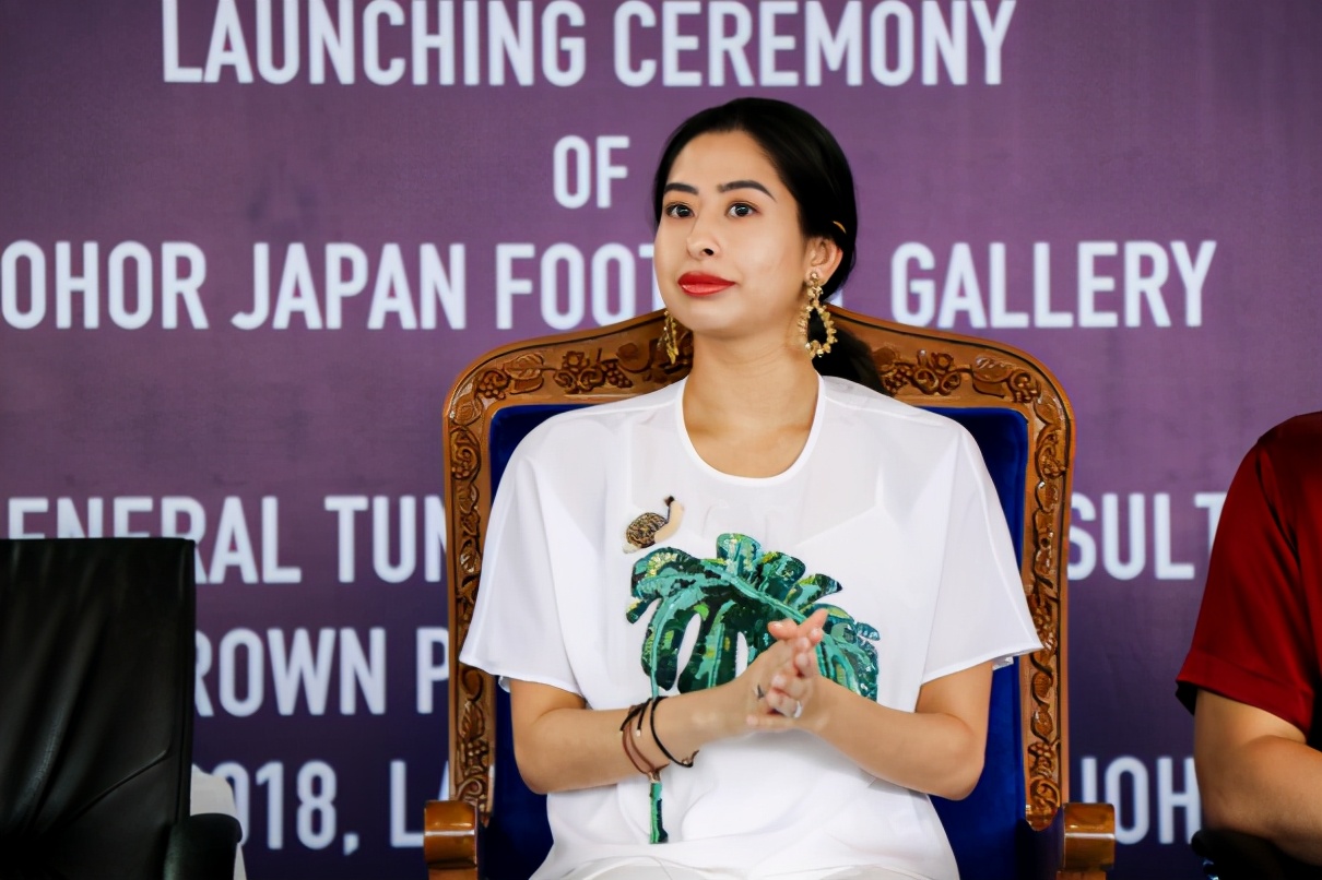 马来西亚公主曾被嘲炫富，结婚转变大，变身优雅知性小公主_手机搜狐网