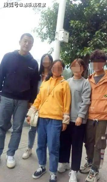 李亚鹏新恋情曝光后首现身，未见小19岁女友陪伴