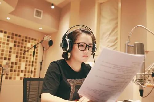 女配音因站队肖战被网暴，疑舞台上大哭卖惨，