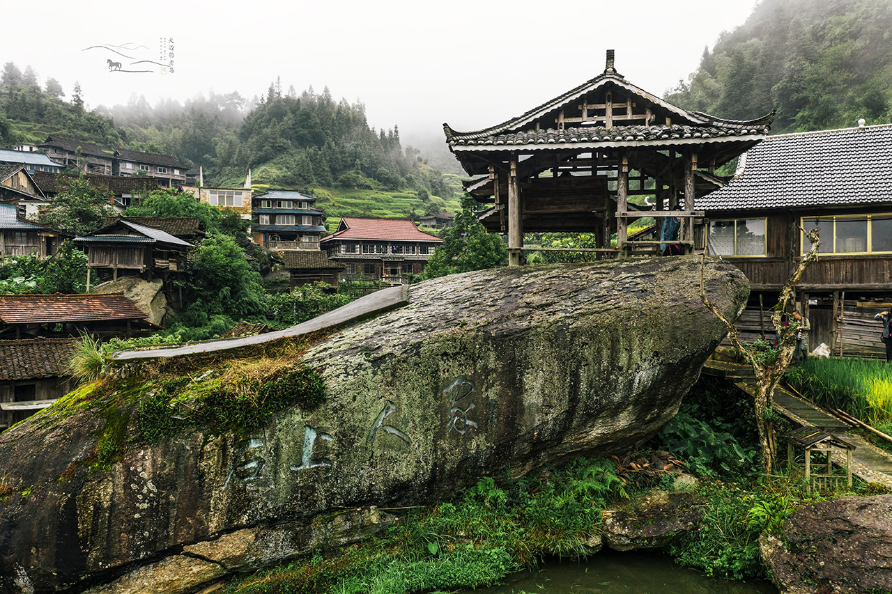 隐藏在广西深山里的山村：村民把房子盖在石头上，看到它就爱了