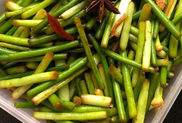 农村腌蒜苔的老方法,一次腌10斤都不够吃,酸甜脆爽,比