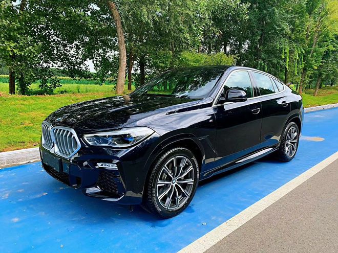 为防止后向碰撞中颈椎受到伤害,bmw x6的前座椅标配有碰撞激活式头枕.