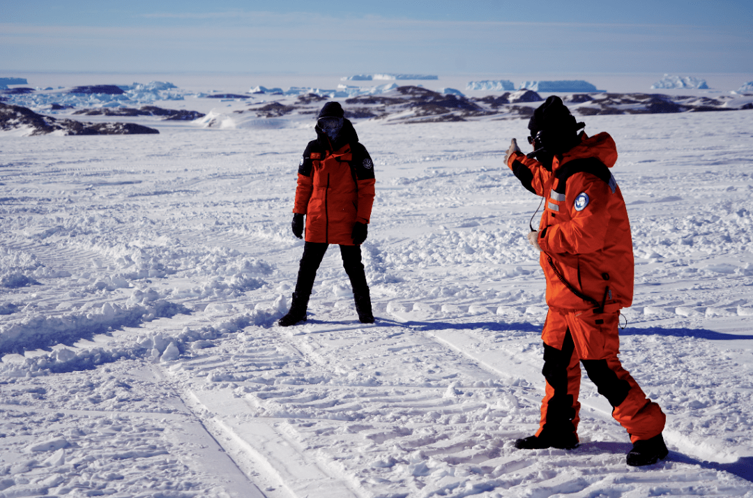 与南极科考队一同创新研发,通过"用户视角"来设计羽绒服,由此才在专业