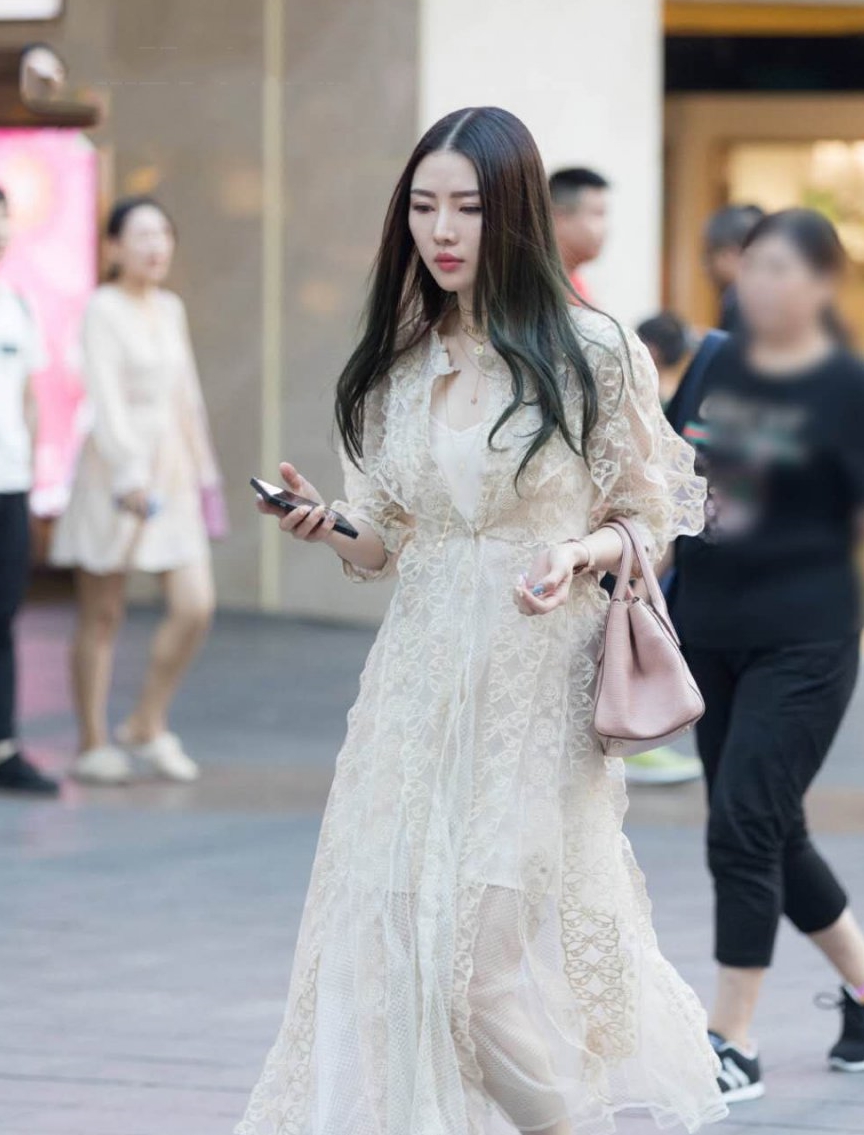 街拍穿连衣裙的小姐姐个个仙气十足你敢上去打招呼吗