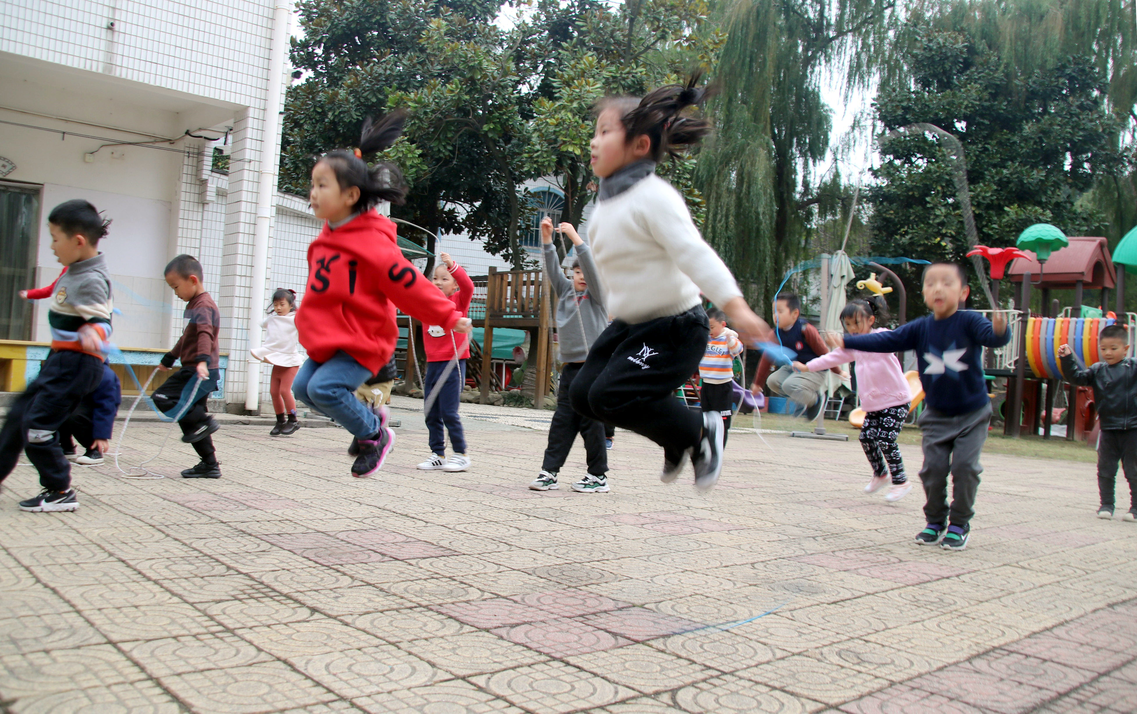 11月26日,江苏省苏州市虎丘中心幼儿园小朋友在操场上跳绳健身.