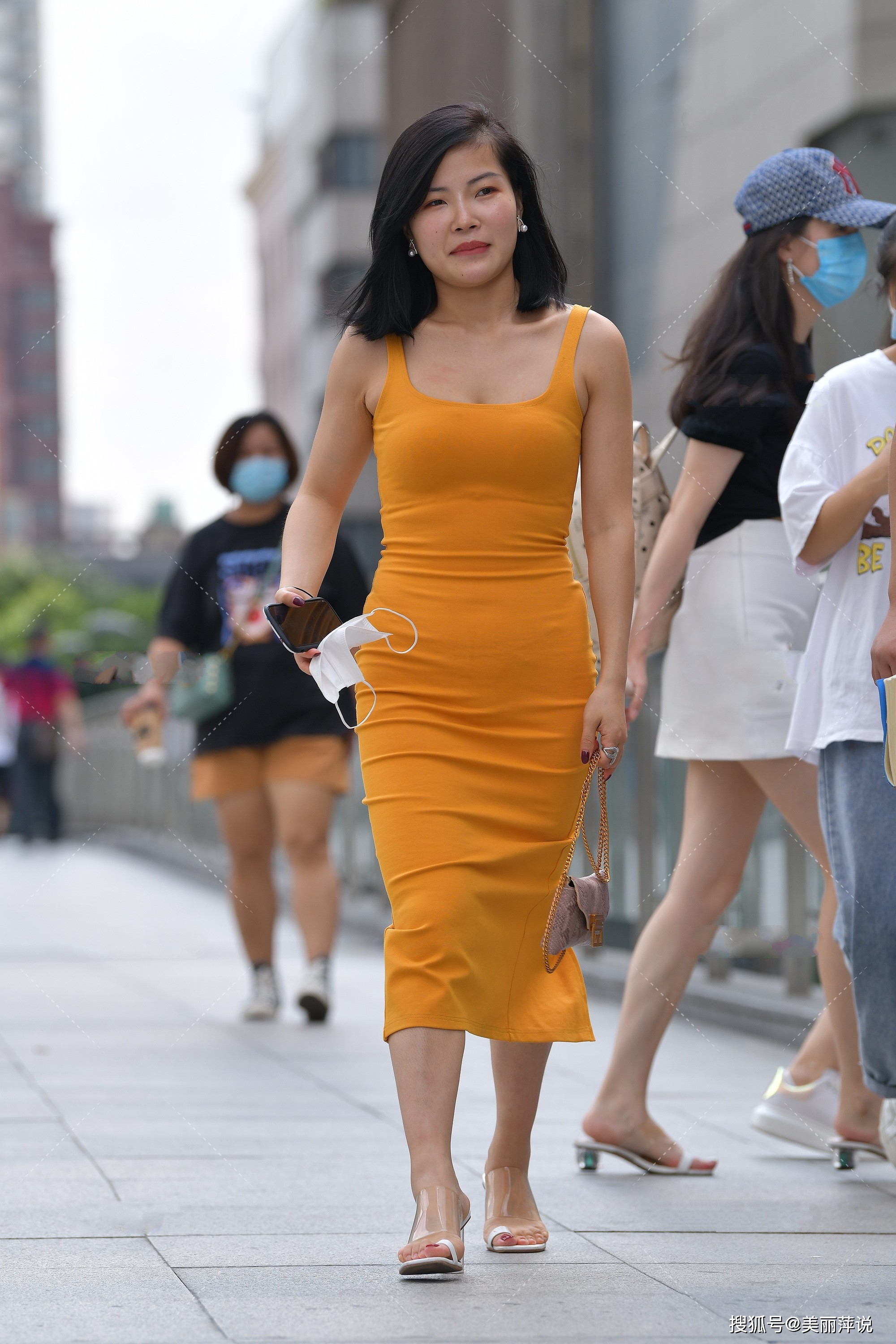 美女街拍:微胖女生适合什么样的衣服?应该如何选择修身的裙子