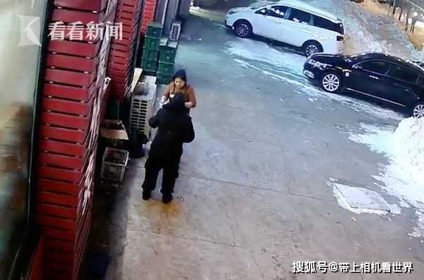  . 餐厅老板每天为拾荒老人留饭 大雪后的一幕让她泪崩（图）