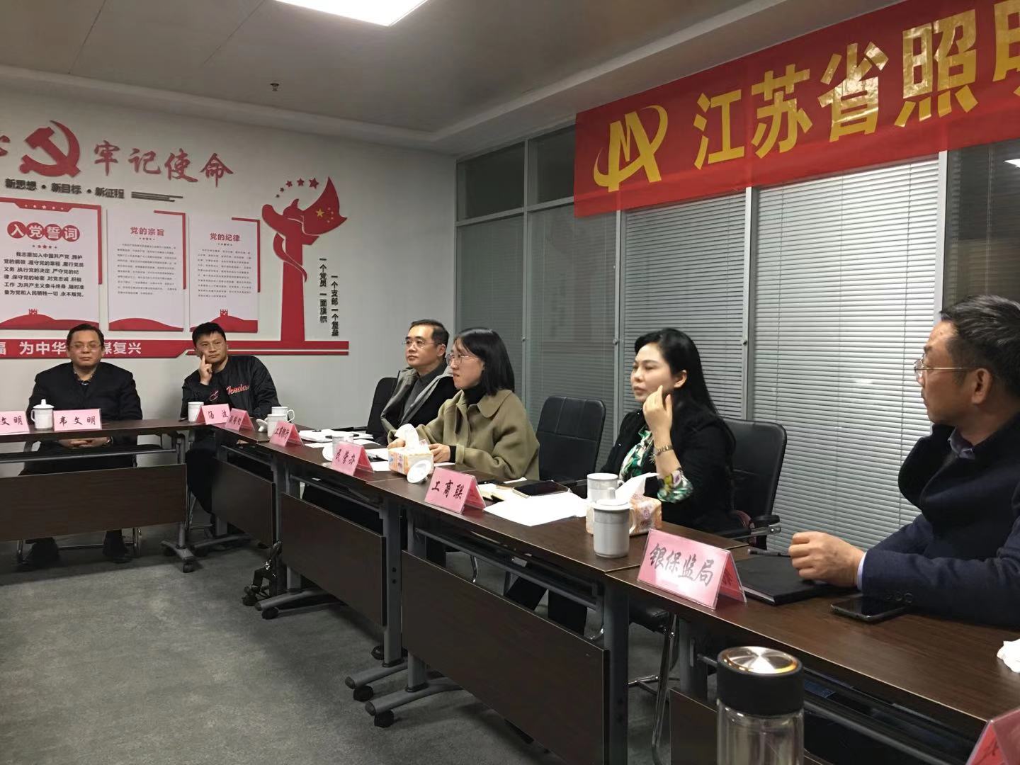 座谈会上,市工商联戴凌云副主席说:各位企业家来自不同行业领域,站在