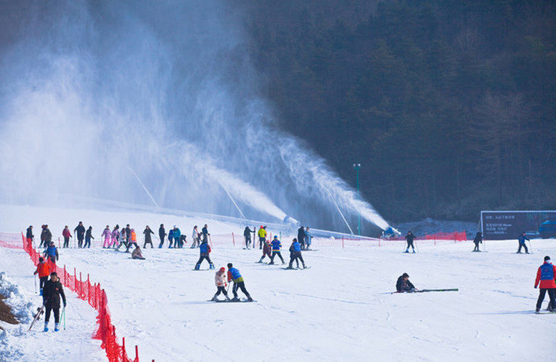 临安大明山滑雪场位于杭州临安的大明山景区之内,交通便利,雪场的