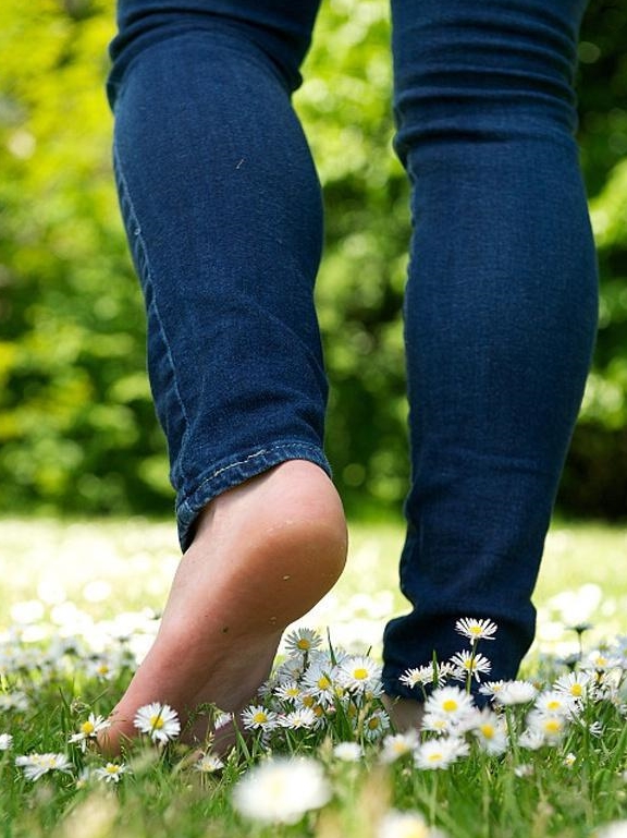 "光脚的不怕穿鞋的"?重新认识"光脚"走路的健康益处