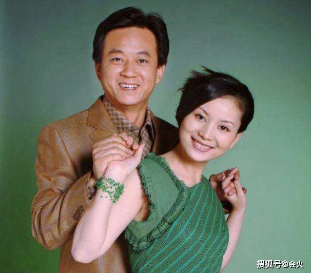 56岁朱军与妻子罕见同框,两人结婚27年仍恩爱?