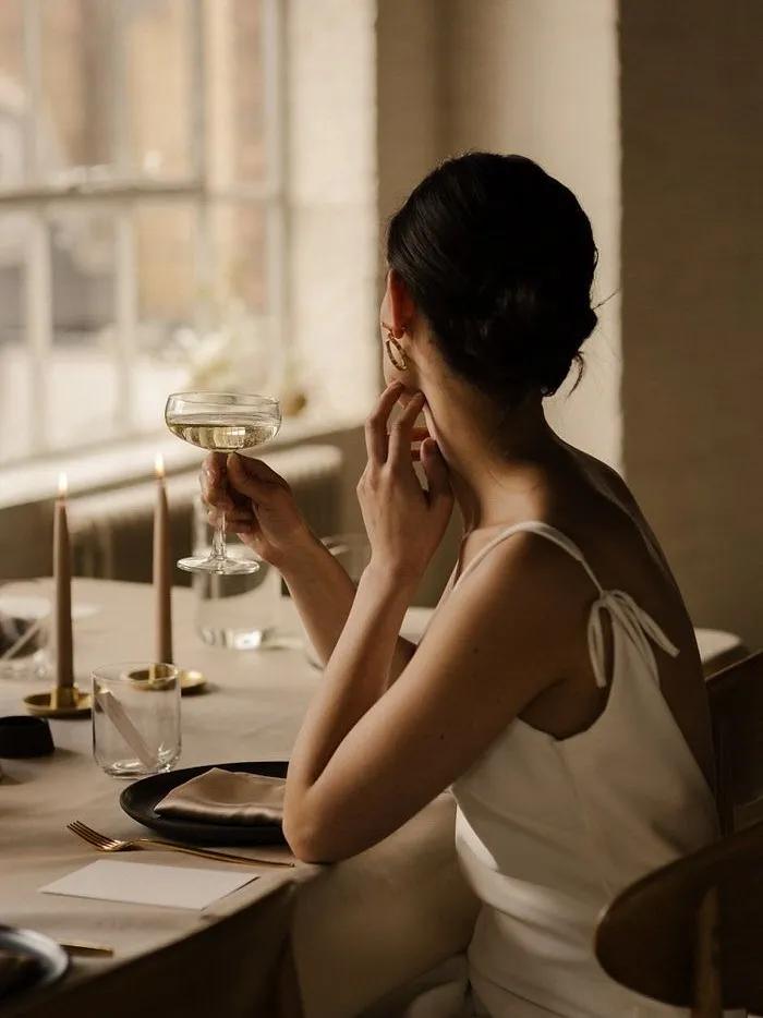 月色真美,不如手握酒杯.