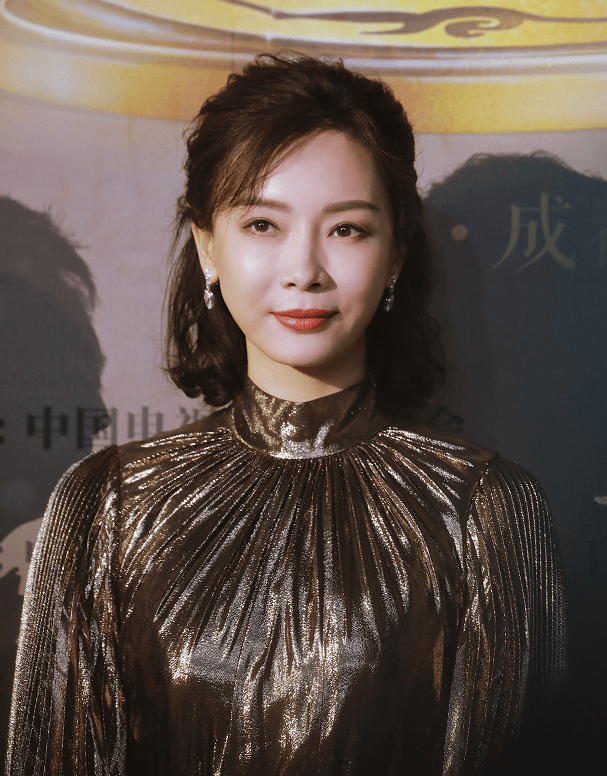陈数获三项大奖,领奖时却表示惭愧,一旁的胡军表情亮了
