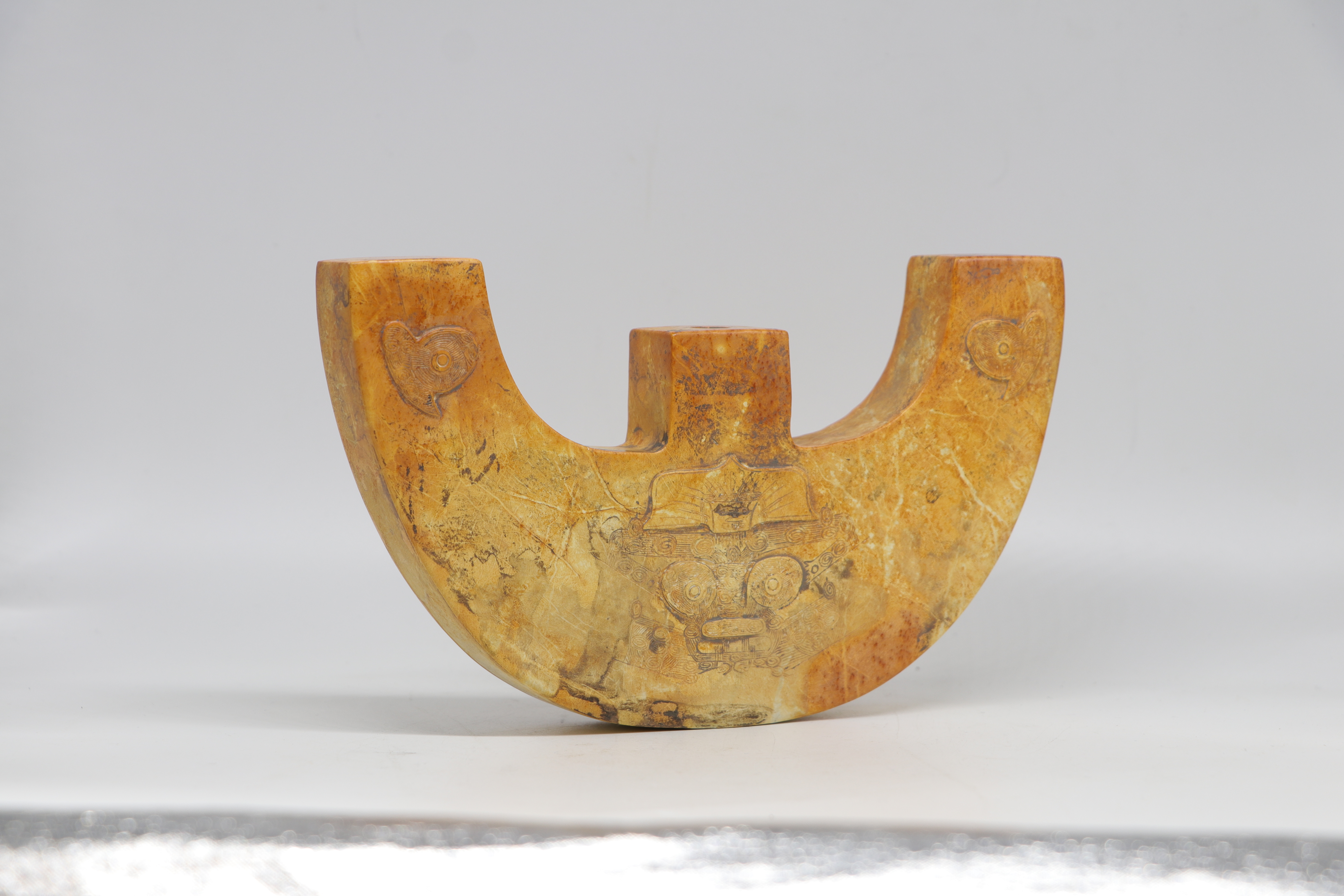 良渚文化神微纹玉三叉形器三叉形玉器是良渚文化玉器中造型较为独特的