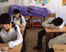 教室里的暴力误伤穿着日本学生袜在家跳舞的小女孩向火车和小狗指引