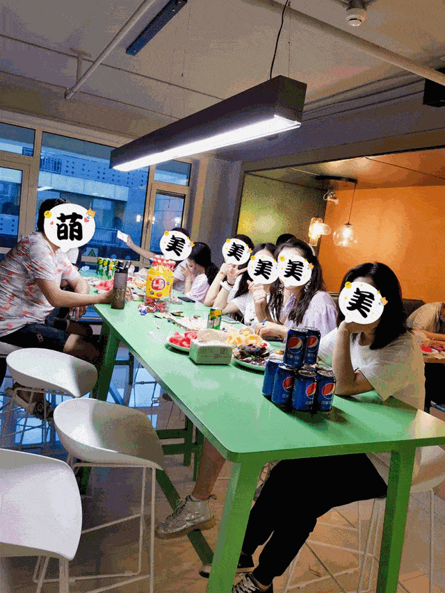 闲暇时, 还可约上小伙伴 打卡公共健身房, 体验健康时尚生活方式.