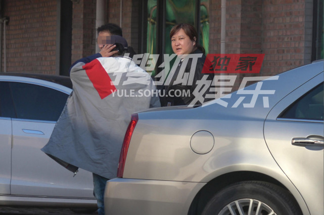 贾玲素颜现身面色蜡黄，肉多到看不见脖子，身