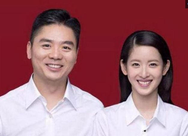 邓超,刘强东,撒贝宁的结婚照都是笑容满面,唯独他板着一张脸!