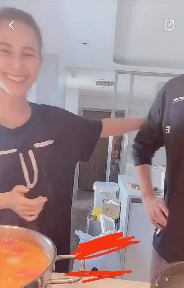 何超莲早起为窦骁做饭,窦骁深得岳母喜爱