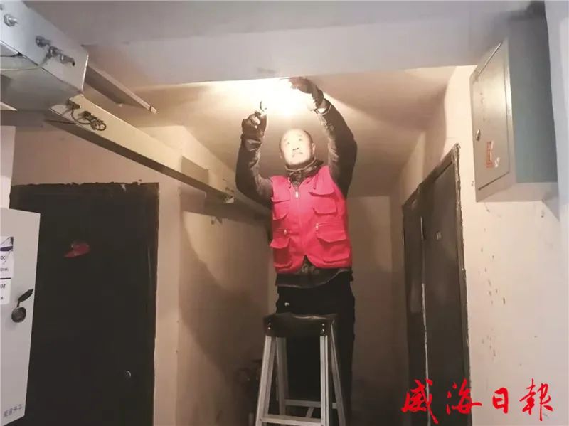 威海深入开展干部作风大改进行动 | 54栋楼的楼道灯照亮居民回家路