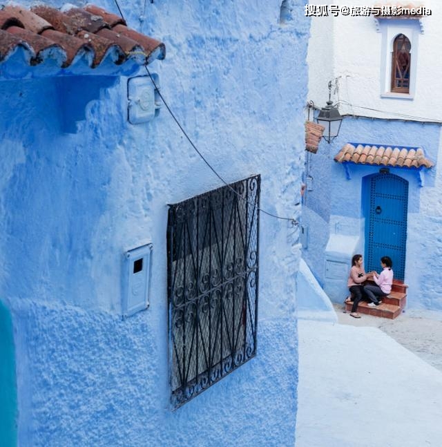 世界上最蓝的地方，建筑都被刷满蓝色涂料！游客来此会被热情款待