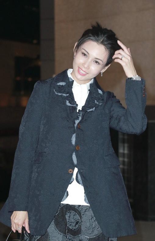 52岁邱淑贞气质绝了!花边西装配黑丝,土味穿搭遮不住高级气质