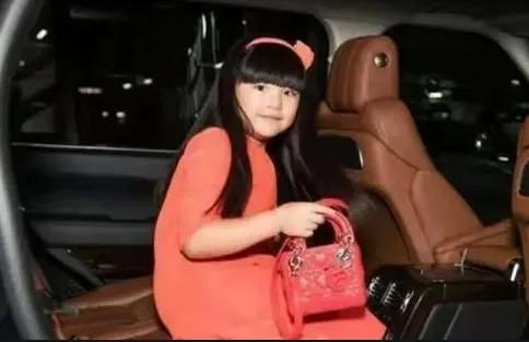 林心如女儿用的是黄金碗喝鱼翅粥,李湘女儿穿