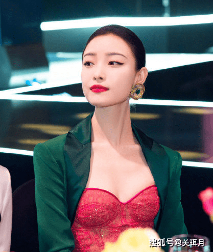 12月3日,2020cosmo时尚盛典上,倪妮的礼服让广大网友惊艳!