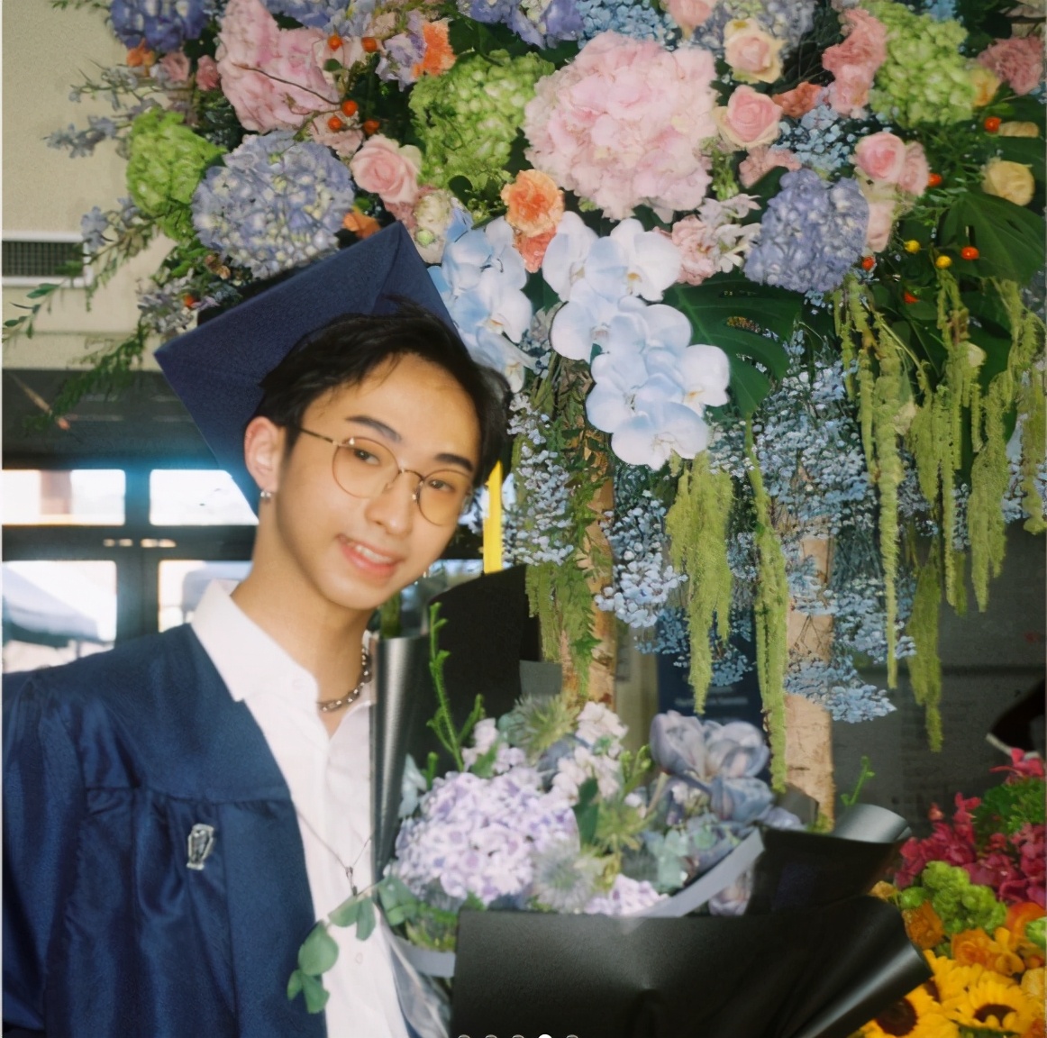 伊能静儿子祝贺朋友脱单,化浓妆扎双丸子头,穿女装辣眼睛!