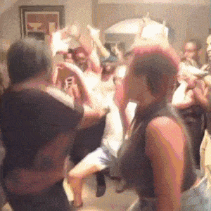 搞笑gif段子:美女,你这喉结过分了啊