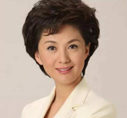 央视主播海霞罕现身，保养极好不似48岁人，王宁