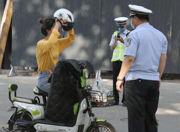 电动车骑乘戴头盔或成定局,专家呼吁出台法规,各位车主怎么看?