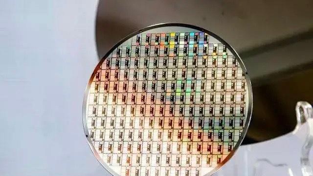 中国科技再度突破！8英寸石墨烯晶圆亮相，成功