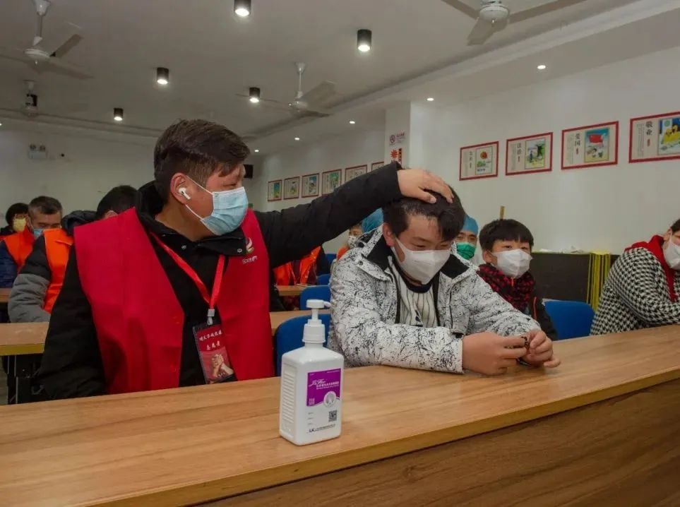 一家人团聚！万能外援“一修哥”今天回家啦