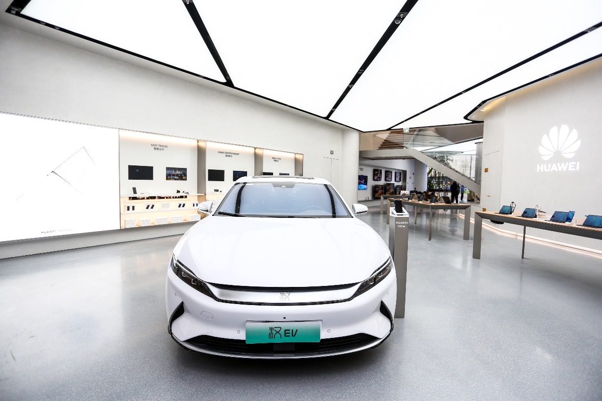 真车、熊猫、全屋智能…即将开业的华为成都旗