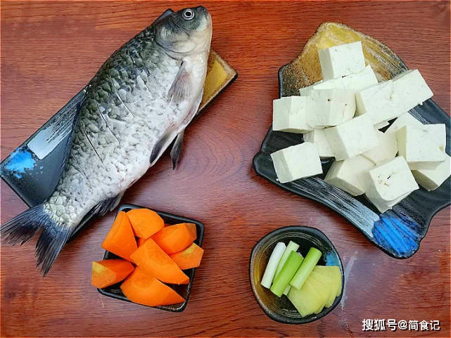 胡萝卜怎么切滚刀块 e3aaf0ffa566486a98c83830be48745b.jpeg