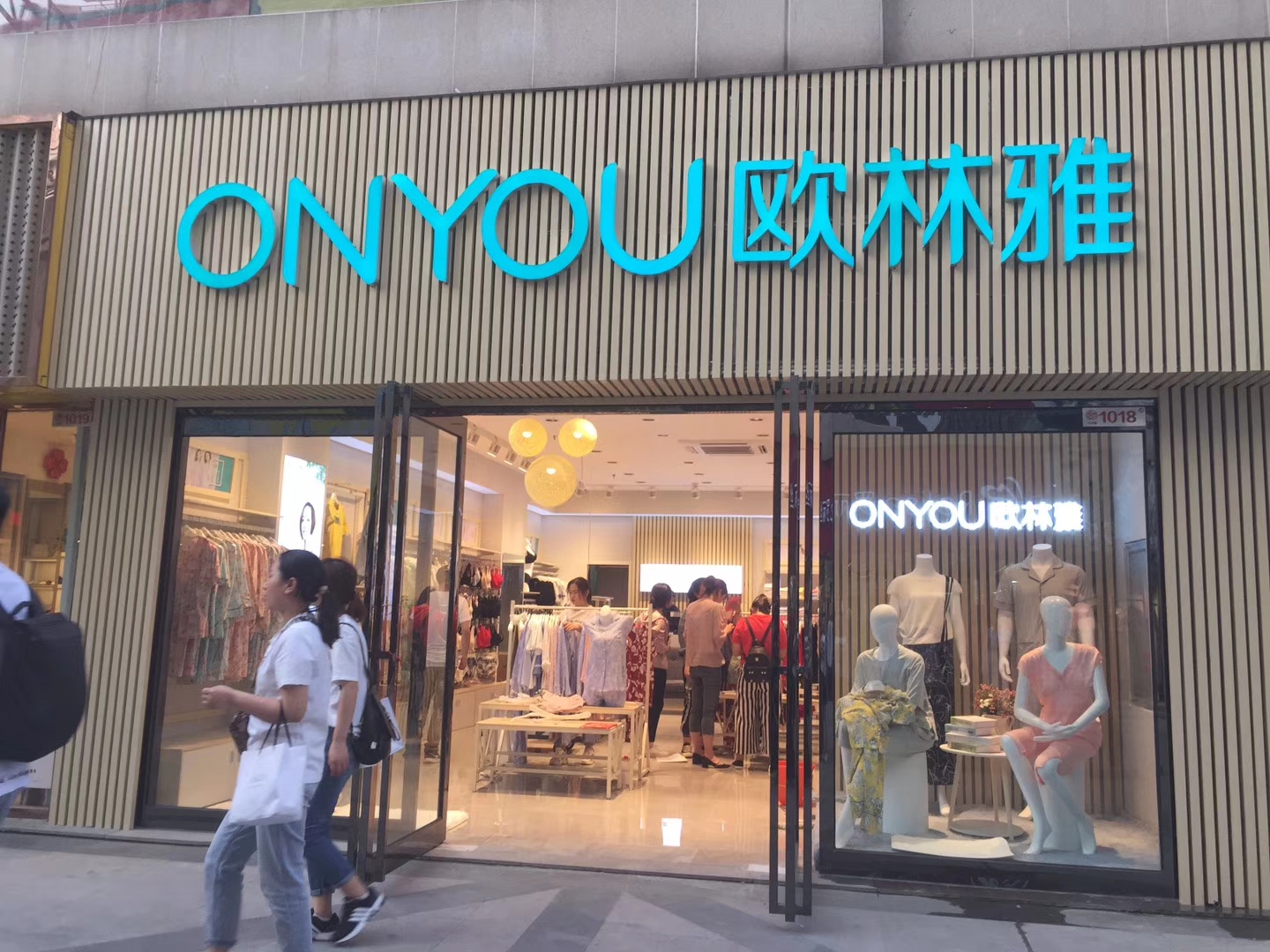 内衣店选址技巧_内衣店陈列技巧效果图