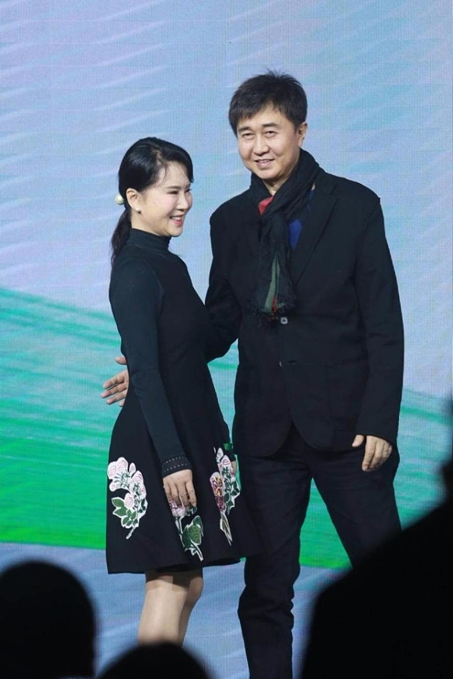 唱知心爱人的任静老了仍在拼命捞金50多岁还穿短裙露膝盖