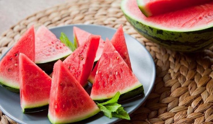 西瓜怎么选才是熟的 b2d564e1599c47a3b14858f2ad938ea7.jpeg