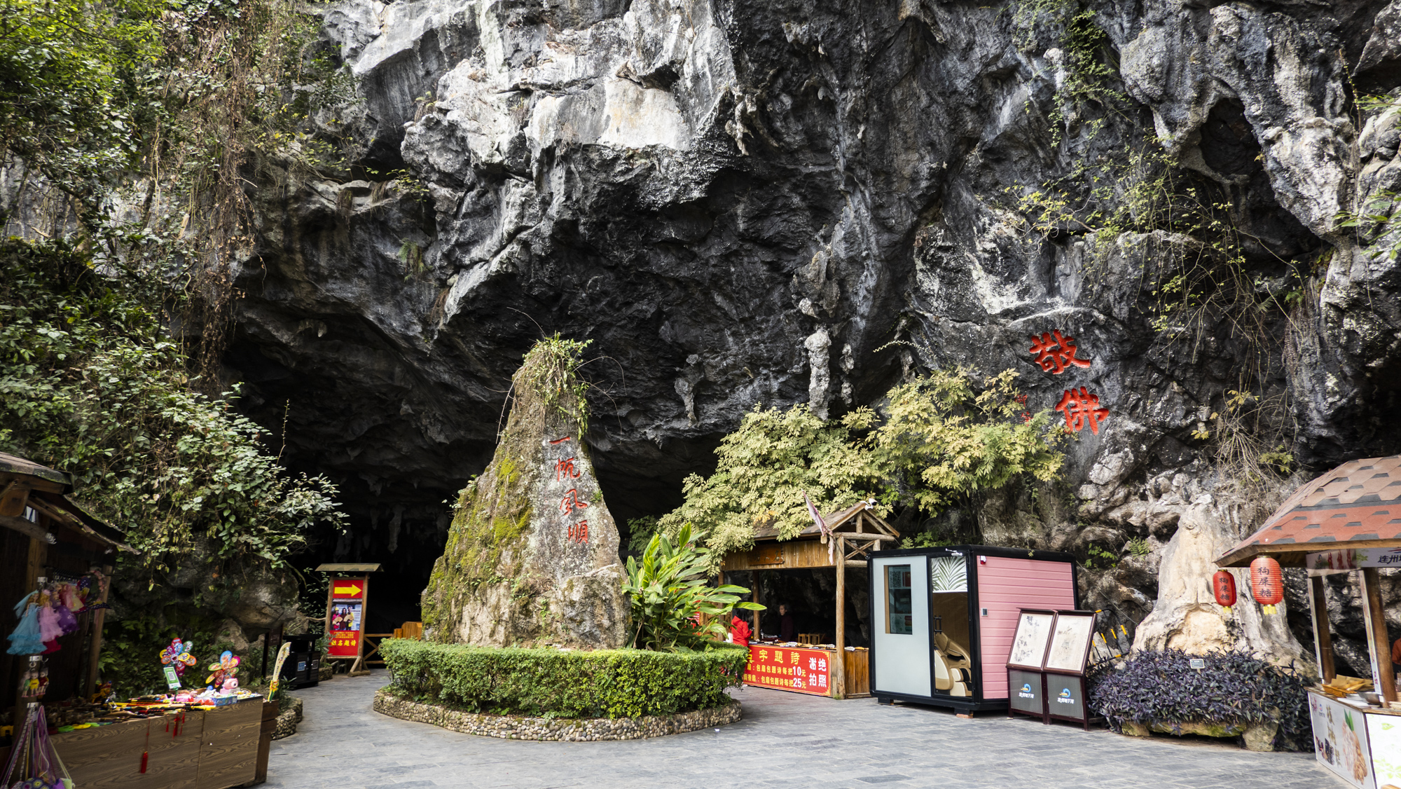 中国罕见的溶洞奇观，广东连州地下河，2亿年飞瀑奇石巧夺天工