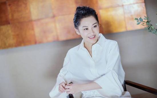 51岁许晴终于不装嫩了 b5b2b244f1fb41ffb100bb6a2907411b.jpeg