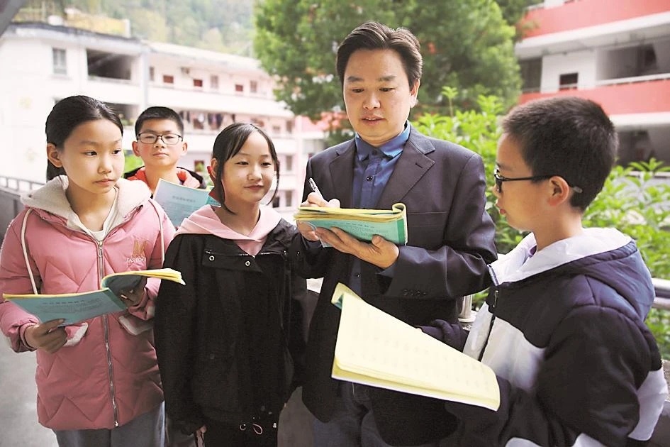 教师风采向宏佳扎根五峰大山潜心教书育人