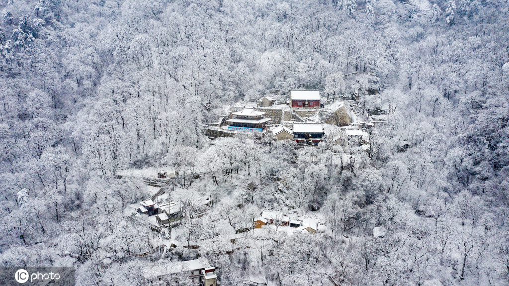 雪后终南山雪景,银装素裹雾气缭绕似仙境