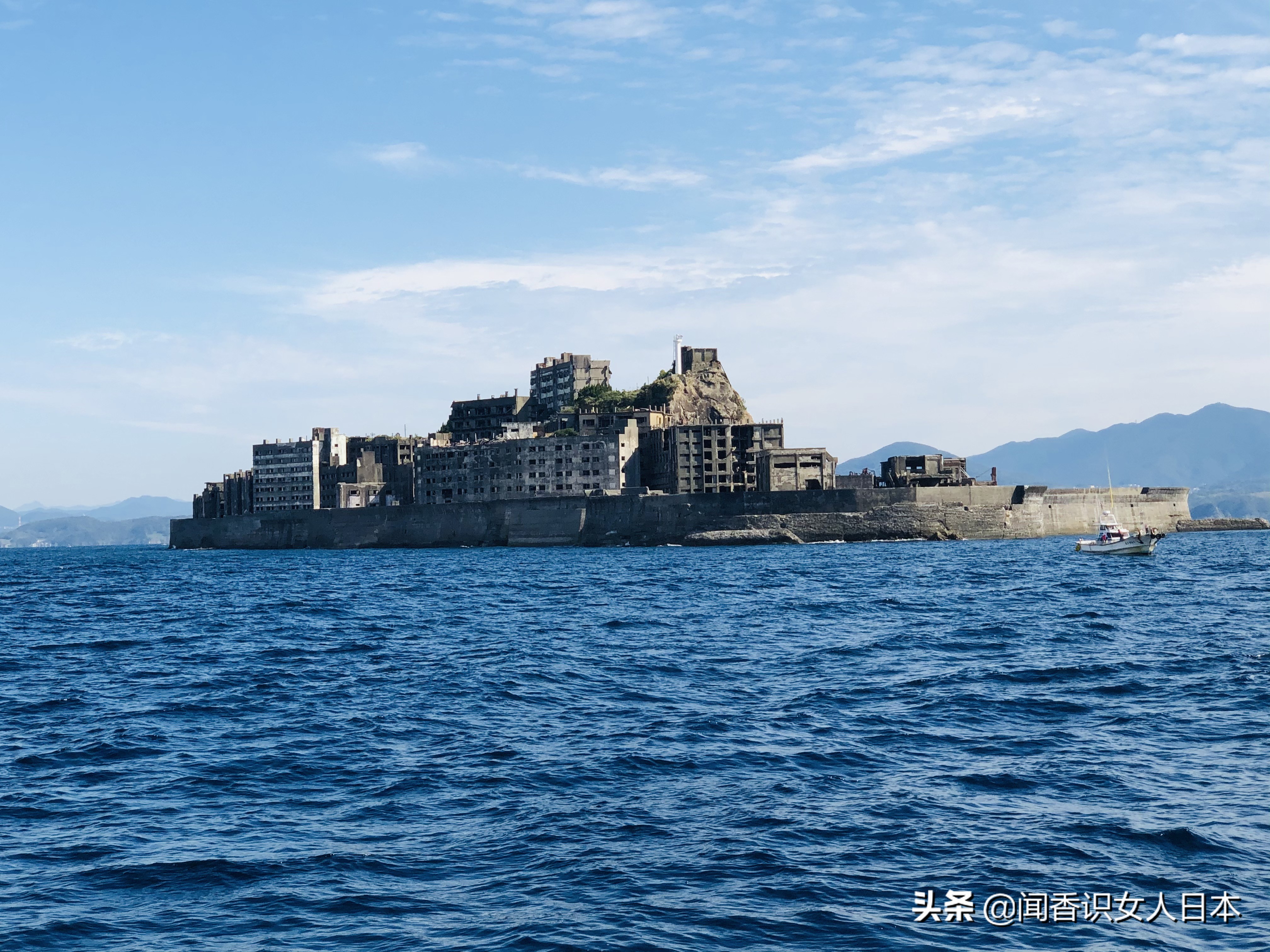日本军舰岛,一座废弃的无人岛,现在是热门观光地,岛上废墟遍地_手机