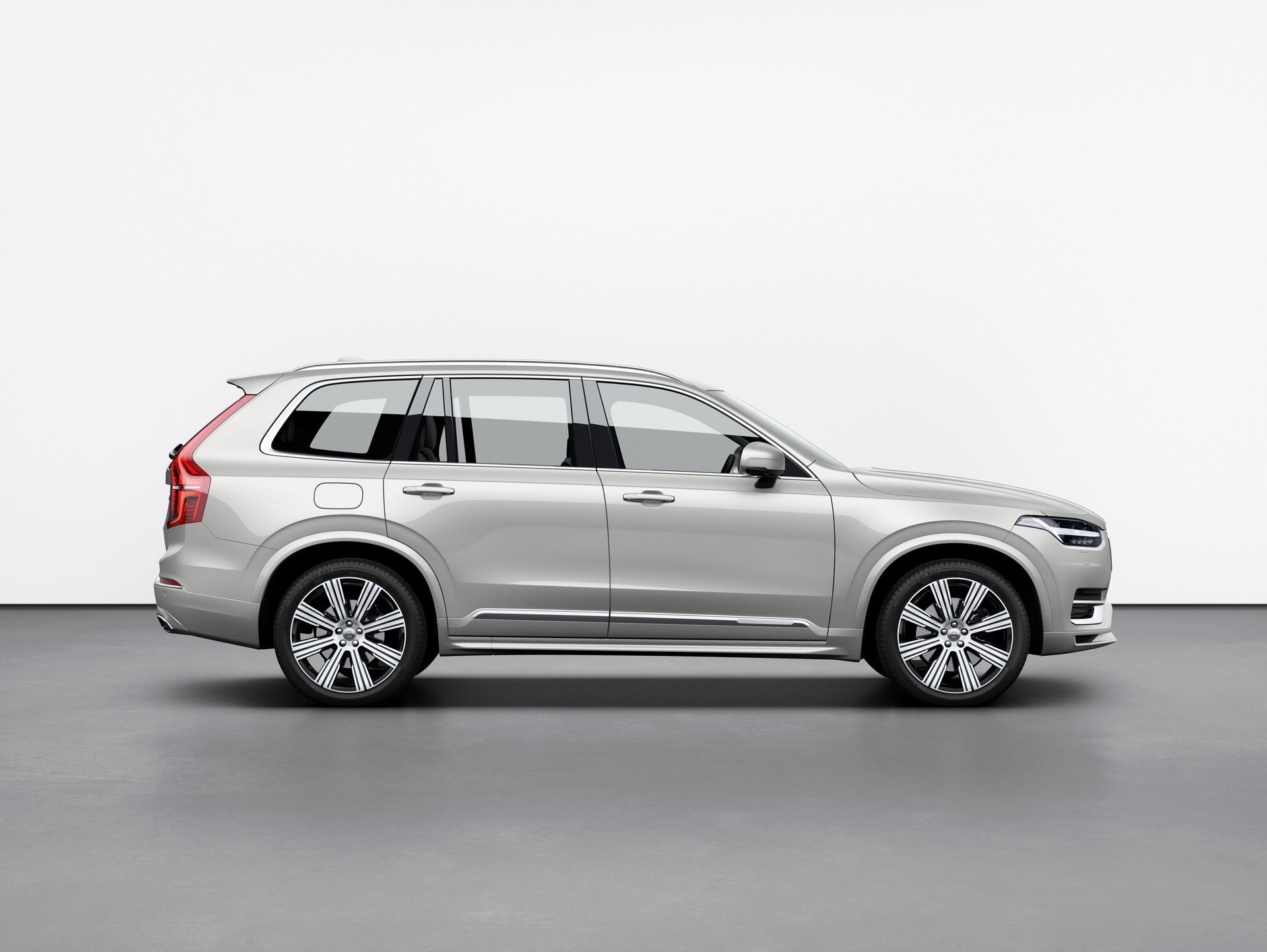 沃尔沃xc90最新款,沃尔沃XC90图片 陆地小坦克2021款沃尔沃xc90全系优惠125万元
