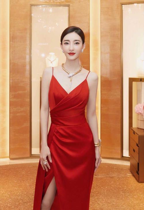 王丽坤美得让人心动,穿各式裙装凹造型,高级精致太惹眼