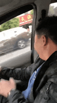 搞笑gif段子:摸丝袜腿是男人本性!