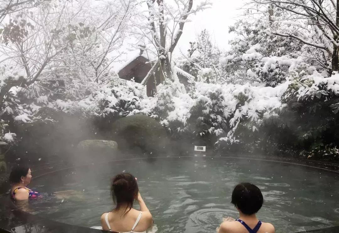 玩了雪,逛了古镇,一家人再去宝山温泉舒舒服服的泡一泡,感受哈冬日里