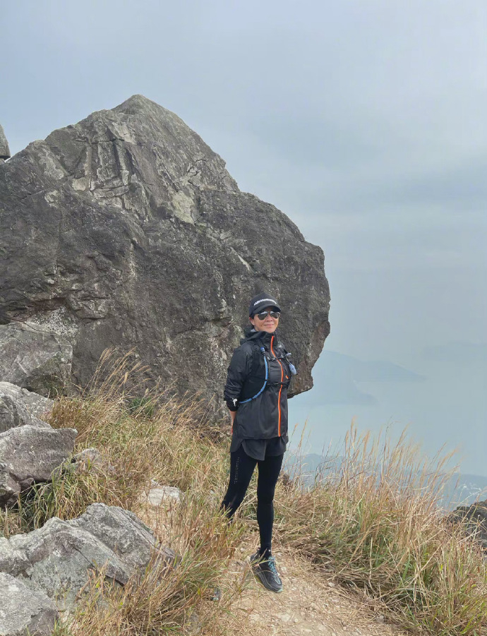 刘嘉玲晒登山照又飒又酷 登高山望远方意境唯美