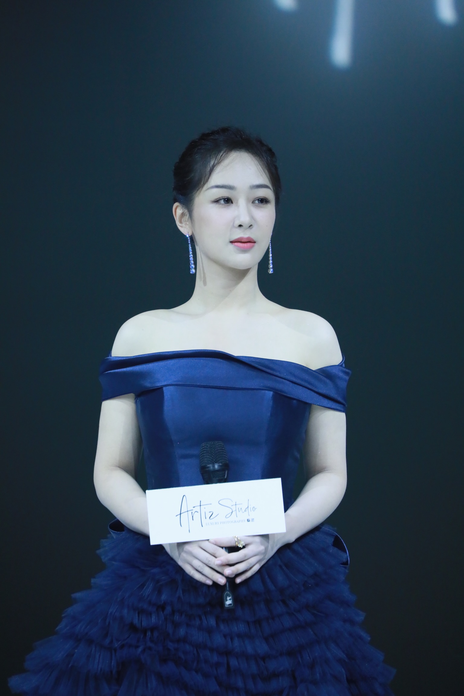 杨紫身穿蓝色长裙,也太仙了吧! 杨紫侧颜优越. 杨紫秀绝美一字肩.